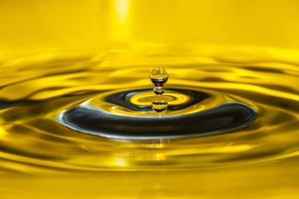 image of oil drop depicting oil additives to maintain quality